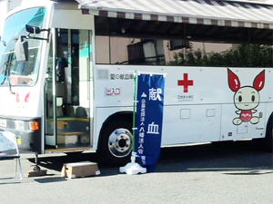 受付が済んだら献血バスへ♪