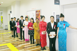 発表を前にやや緊張気味の留学生たち