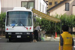 受付が済んだら献血バスへ！