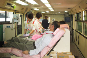 献血バスの中でいざ献血！