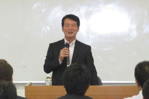 岸野 玲 氏