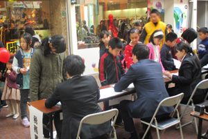 お仕事が終わったら税務署で税金を納めます。