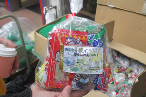 税金クイズの景品でお菓子を配布♪♪