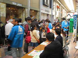 税務署ブースで所得税の説明