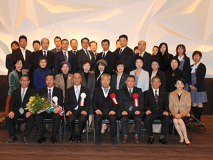 懇親会後、参加者全員で記念撮影