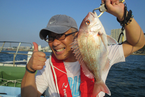 鯛を釣り上げ最高の笑顔！