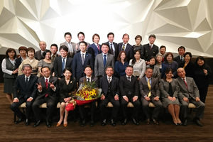 懇親会後、参加者全員で記念撮影