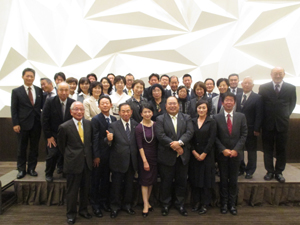 懇親会後、参加者全員で記念撮影