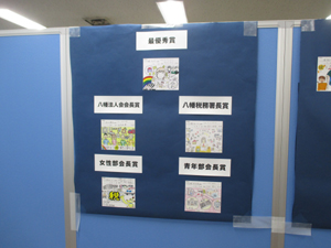 絵はがきコンクール作品の展示