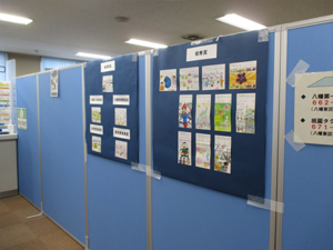 絵はがきコンクール作品の展示