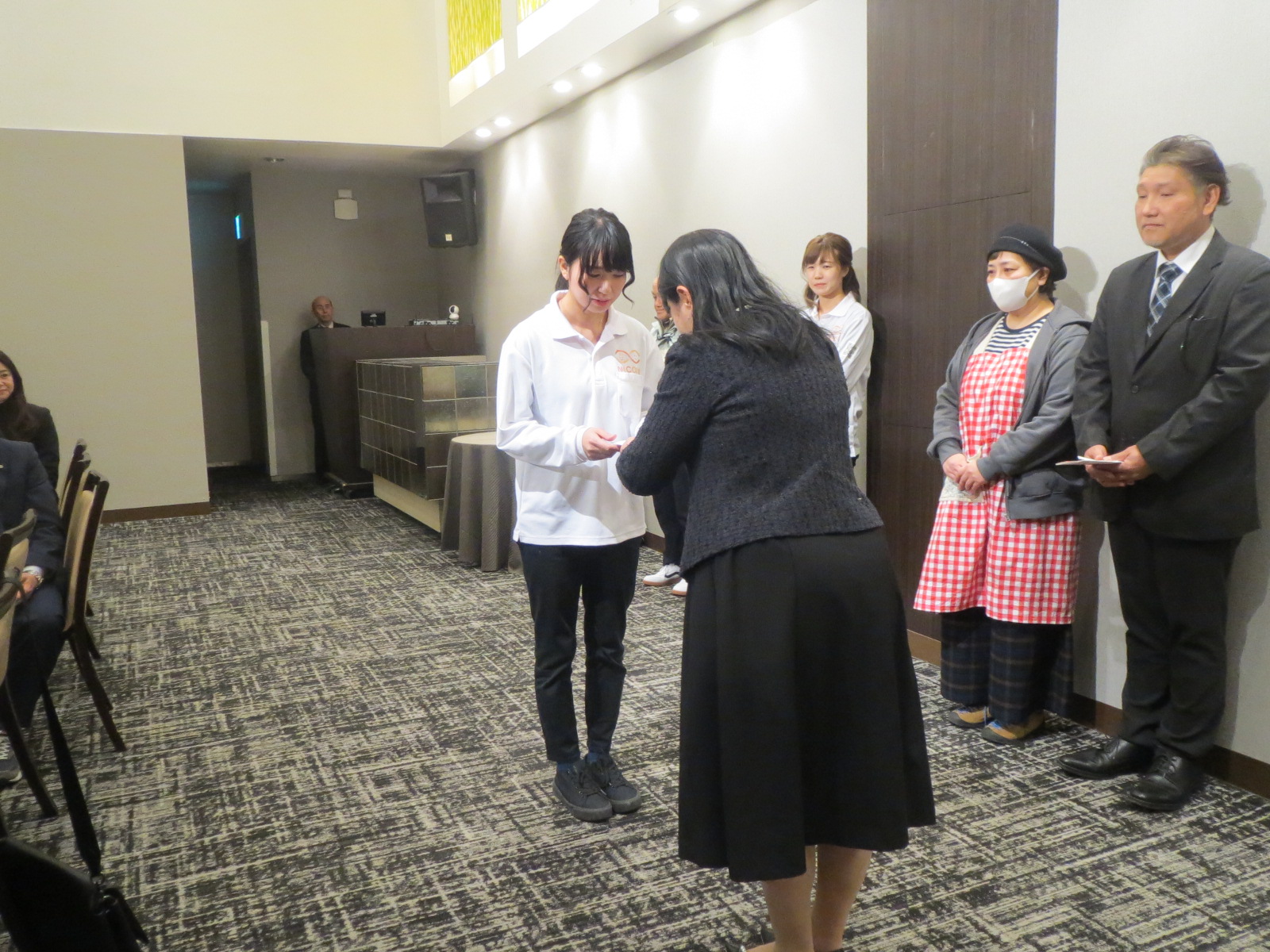 女性部会チャリティーバザー寄付贈呈式